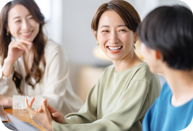 会話を楽しむ女性