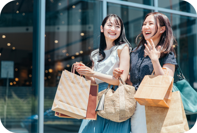 ショッイングを楽しむ女性